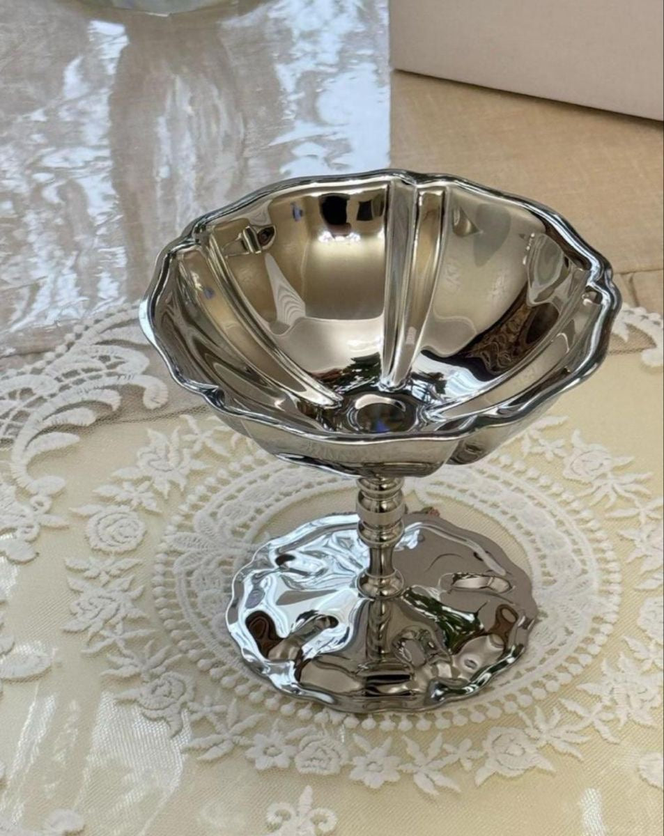 Lotus standing cup